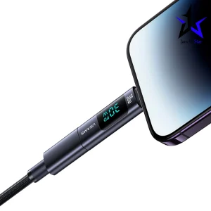 معرفی و مشخصات فنی مبدل Type‑C به Lightning یوسمز مدل SJ681 مبدل Type‑C به Lightning یوسمز مدل SJ681 یک ابزار کاربردی برای کاربرانی است که می‌خواهند دستگاه‌های دارای درگاه لایتنینگ را با کابل یا شارژر Type‑C شارژ کنند. این مبدل با تمرکز بر پایداری جریان و عملکرد ایمن طراحی شده و انتقال انرژی را با کمترین افت ولتاژ انجام می‌دهد. در ساخت بدنه این محصول از آلیاژ آلومینیوم استفاده شده که علاوه بر ظاهر حرفه‌ای، به دفع بهتر حرارت در زمان شارژ سریع کمک می‌کند و مانع از داغ شدن بیش از حد کانکتور می‌شود. همچنین استفاده از متریال TPE در بخش اتصال باعث شده این مبدل در برابر خمیدگی، کشیدگی و پارگی مقاومت بالایی داشته باشد. طراحی کوچک و وزن بسیار کم آن نیز باعث می‌شود به‌راحتی در کیف یا حتی جیب قابل حمل باشد. شارژ سریع ۳۰ وات و نمایشگر دیجیتال SJ681 یکی از مهم‌ترین ویژگی‌های مبدل یوسمز SJ681 پشتیبانی از شارژ سریع تا توان ۳۰ وات است. این قابلیت به شما امکان می‌دهد دستگاه‌های سازگار با فناوری شارژ سریع را در مدت زمان کوتاه‌تری شارژ کنید. این مبدل همچنین به یک نمایشگر دیجیتال هوشمند مجهز شده که توان خروجی را به‌صورت لحظه‌ای نمایش می‌دهد. این ویژگی به کاربر کمک می‌کند وضعیت شارژ و میزان توان انتقالی را به‌صورت دقیق مشاهده کند. برای اطلاع از قیمت مبدل SJ681 در جانبی استار و ثبت سفارش، می‌توانید به صفحه محصول در سایت مراجعه کنید. بدنه آلومینیومی مقاوم و دوام بالا طراحی این مبدل USB‑C به Lightning به‌گونه‌ای انجام شده که در برابر استفاده مداوم و فشارهای فیزیکی مقاومت بالایی داشته باشد. بدنه آلومینیومی آن علاوه بر استحکام بالا، در برابر خط‌وخش نیز مقاوم است. طبق تست‌های انجام‌شده، این محصول توانایی تحمل بیش از ۱۰ هزار بار سیکل خمیدگی را دارد که نشان‌دهنده دوام بالا و کیفیت ساخت مناسب آن است. به همین دلیل می‌توان آن را یک گزینه اقتصادی و بادوام برای استفاده روزمره دانست. با خرید این محصول از فروشگاه جانبی استار نیز از اصالت کالا و کیفیت محصول اطمینان خواهید داشت. سازگاری مبدل SJ681 با انواع آیفون و آیپد مبدل یوسمز SJ681 برای طیف گسترده‌ای از دستگاه‌های مجهز به درگاه Lightning طراحی شده است. این محصول با اکثر مدل‌های آیفون، آیپد و سایر گجت‌های اپل که از این درگاه استفاده می‌کنند سازگار است. مدیریت هوشمند جریان در این مبدل باعث می‌شود انرژی موردنیاز دستگاه به‌صورت پایدار منتقل شود و از باتری در برابر نوسانات احتمالی محافظت شود. همین موضوع به افزایش ایمنی شارژ و حفظ سلامت باتری دستگاه کمک می‌کند. مزایای خرید مبدل SJ681 از جانبی استار خرید لوازم جانبی دیجیتال از فروشگاه‌های معتبر اهمیت زیادی در کیفیت و طول عمر محصول دارد. فروشگاه جانبی استار با ارائه محصولات اصل و باکیفیت، امکان خریدی مطمئن را برای کاربران فراهم کرده است. با خرید مبدل Type‑C به Lightning یوسمز SJ681 از جانبی استار می‌توانید از اصالت کالا، قیمت به‌روز و ارسال سریع بهره‌مند شوید و با اطمینان خاطر از محصول خود استفاده کنید. مزایا و معایب مبدل Type‑C به Lightning یوسمز SJ681 مزایا • پشتیبانی از شارژ سریع با توان تا ۳۰ وات • مجهز به نمایشگر دیجیتال برای نمایش توان خروجی • بدنه مقاوم از آلیاژ آلومینیوم با دفع حرارت مناسب • طراحی بسیار کوچک و سبک با وزن حدود ۳.۴ گرم • دوام بالا و تست‌شده تا بیش از ۱۰ هزار بار خمیدگی معایب • قابل استفاده فقط برای دستگاه‌های دارای درگاه Lightning